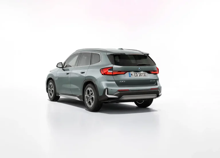 BMW iX1 eDrive20 Pure Edition zakelijk leasen - achterzijde driekwart aanzicht
