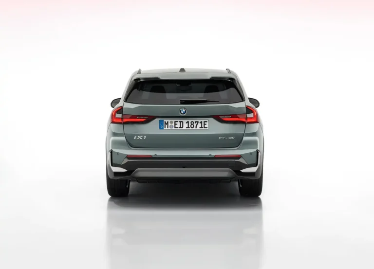 BMW iX1 eDrive20 Pure Edition zakelijk leasen - recht achteraanzicht