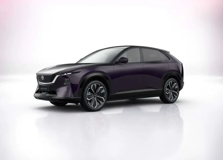 Mazda CX-6e Takumi met 21-inch Black Diamond Cut velgen