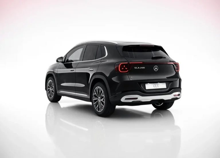 Mercedes-Benz GLA lease - Kosmoszwart metallic lak op motorkap
