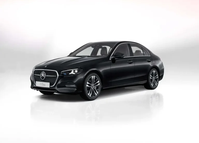 Mercedes-Benz C-Klasse C 300 e zakelijk leasen - vooraanzicht driekwart links in zwart