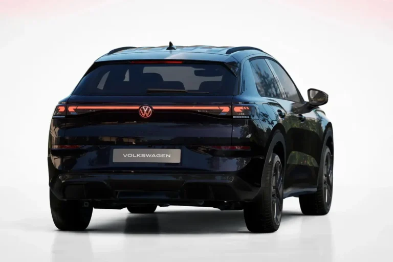 Volkswagen, achterzijde schuin van rechts met verlichte LED-achterlichten en zwarte carrosserie