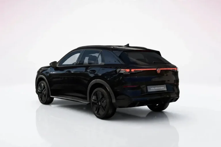 Volkswagen T-Roc, achterzijde schuin van links met verlichte lichtbalk