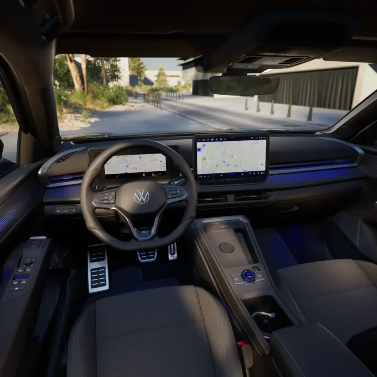 Volkswagen, interieur met dashboard, stuurwiel, digitaal instrumentenpaneel en infotainmentscherm met navigatie
