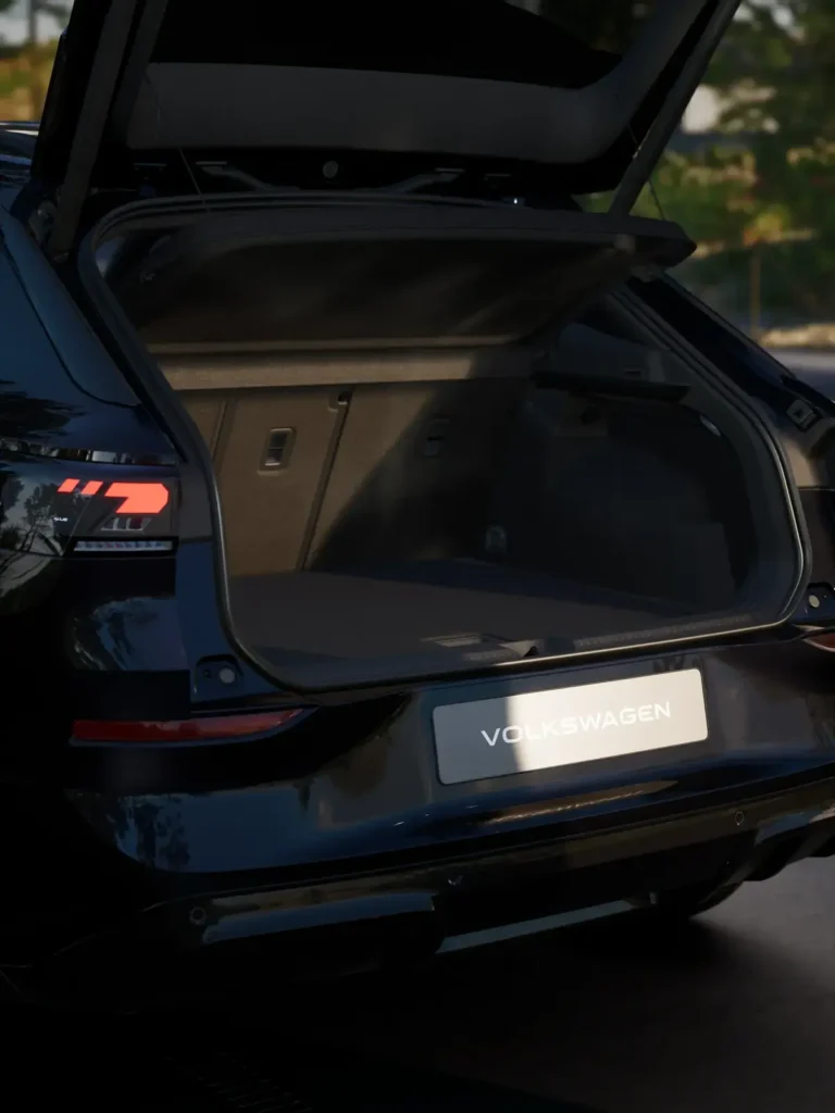 Volkswagen, open kofferbak met zicht op het interieur, achteraanzicht
