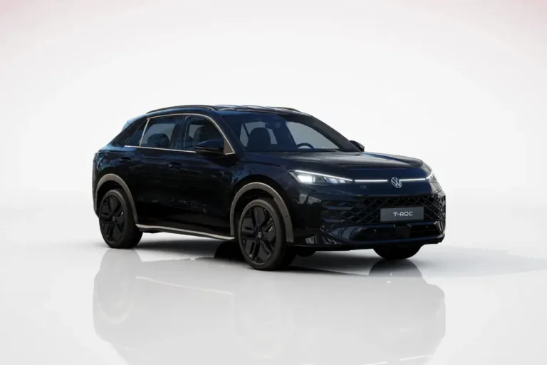 Volkswagen T-ROC, schuin van voren links, zwarte SUV met led-koplampen en zwarte wielen