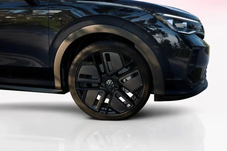 Volkswagen, zijaanzicht met detail van het voorspatbord, wiel en band met zwarte velg