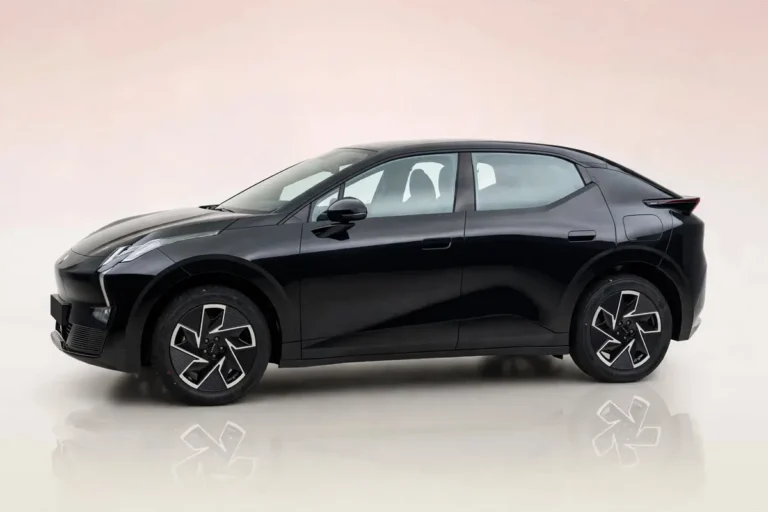 Lynk & Co 02 voorraadlease, linkerzijaanzicht met zwarte lak en tweekleurige lichtmetalen velgen