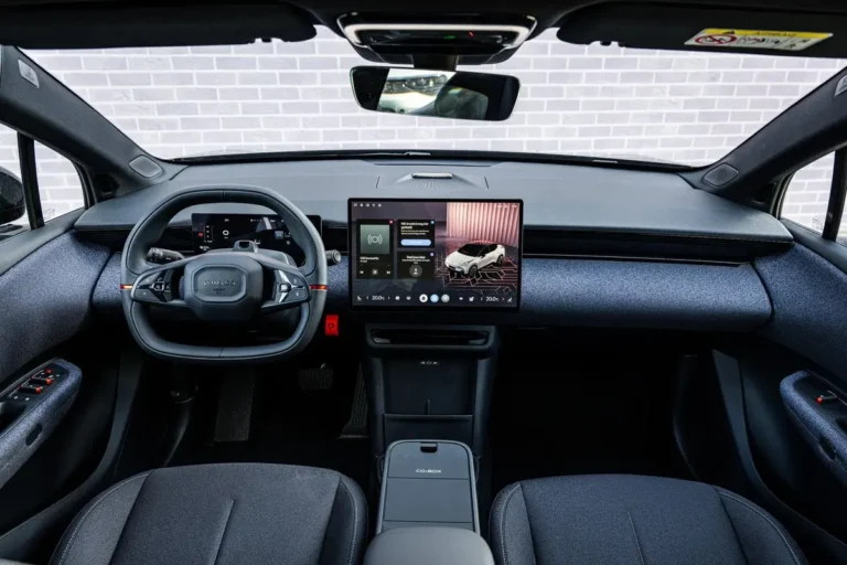 Lynk & Co 02, volledig dashboard met digitaal instrumentenpaneel en groot middenscherm