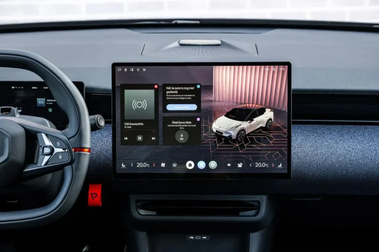 Lynk & Co 02, touchscreen in het dashboard met mediaspeler en auto-weergave