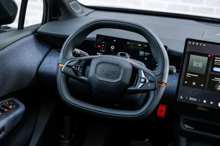 Lynk & Co 02, stuurwiel met bedieningsknoppen en digitaal instrumentenpaneel erachter