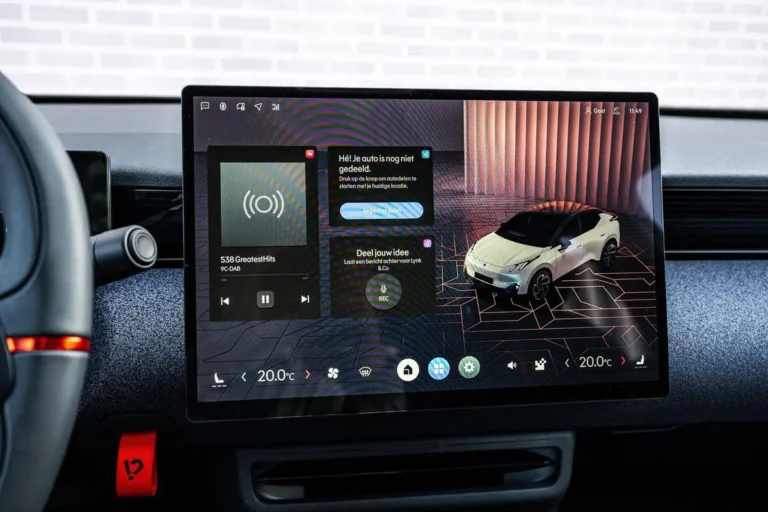 Lynk & Co 02, startscherm van het infotainmentsysteem met radio en snelkoppelingen