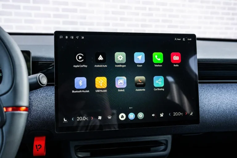Lynk & Co 02, app-overzicht met Apple CarPlay en Android Auto op het middenscherm