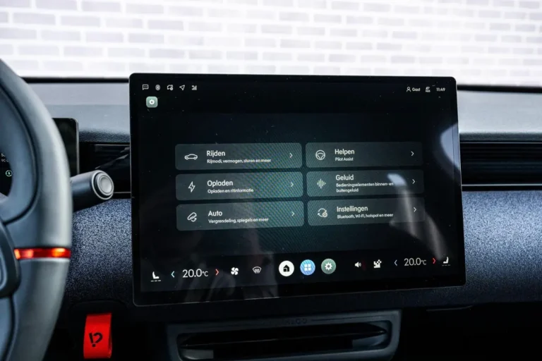 Lynk & Co 02, instellingenmenu voor rijden, opladen en auto op het touchscreen