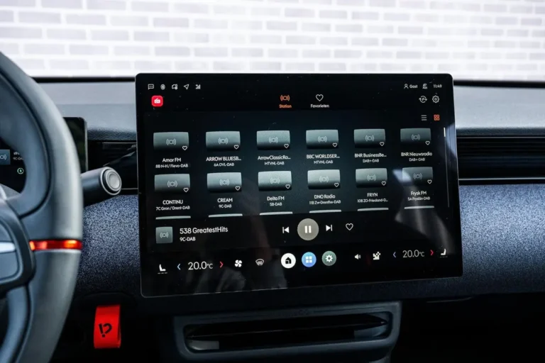 Lynk & Co 02, DAB-radiomenu met zenderlijst op het middenscherm