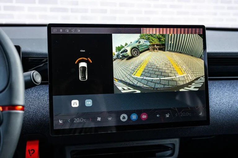 Lynk & Co 02, beeld van de achteruitrijcamera met parkeersensoren op het scherm