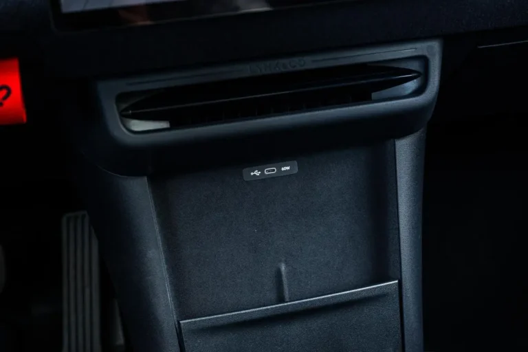 Lynk & Co 02, USB-aansluitingen en opbergvak onder het dashboard