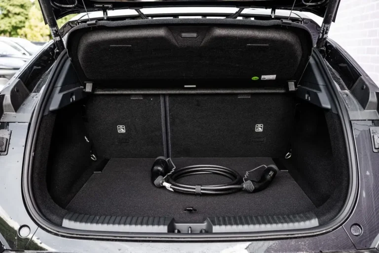 Lynk & Co 02, kofferbak met geopende achterklep en laadkabel op de laadvloer