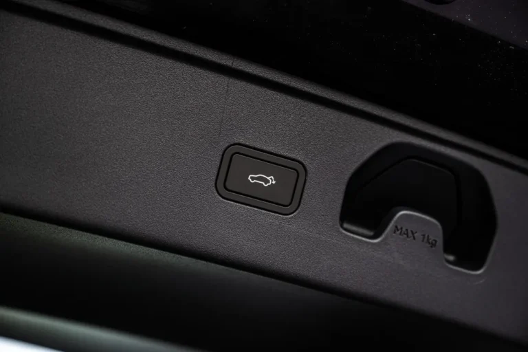 Lynk & Co 02, knop voor de elektrische achterklep en tassenhaak in de kofferbak