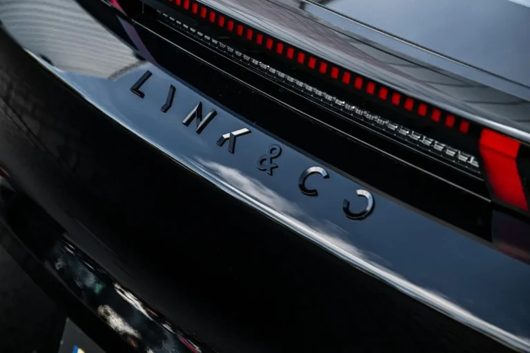 Lynk & Co 02, detail achterzijde met losse letters in hoogglans zwart en rode lichtbalk