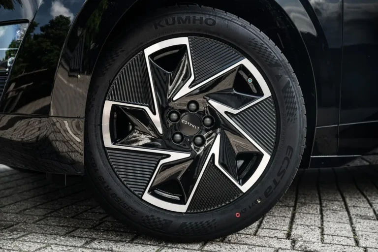 Lynk & Co 02, tweekleurige lichtmetalen velg met Kumho Ecsta-band
