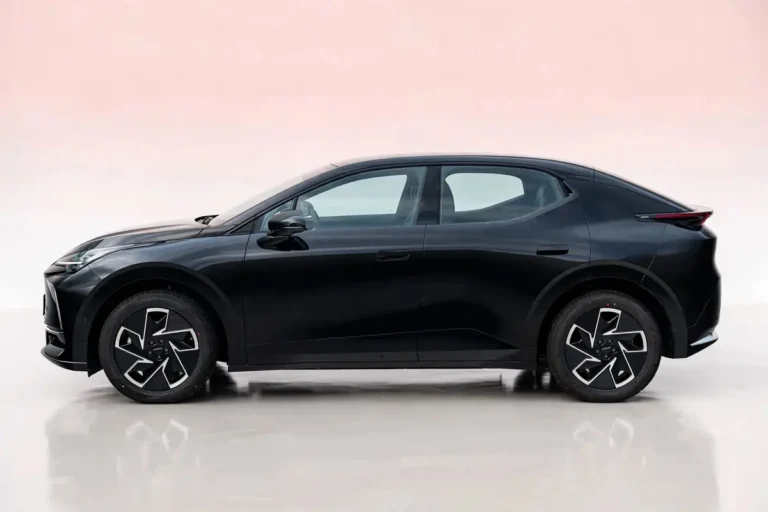 Lynk & Co 02, zijaanzicht links met aflopende daklijn en verzonken portiergrepen