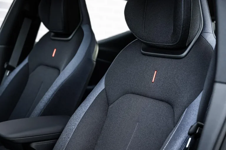 Lynk & Co 02, stoffen bestuurdersstoel met geïntegreerde hoofdsteun en oranje accent