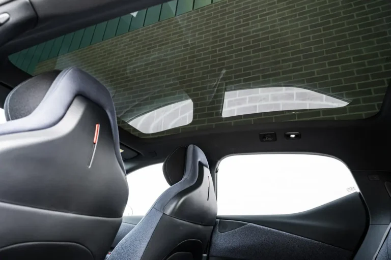 Lynk & Co 02, panoramadak en achterruit gezien vanaf de voorstoelen
