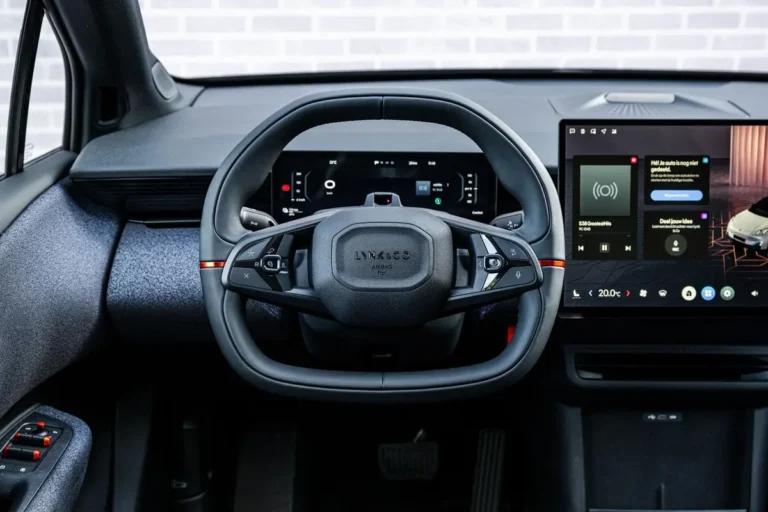 Lynk & Co 02, bestuurderszicht op stuurwiel, instrumentenpaneel en middenscherm