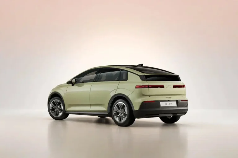 Audi A2 e-tron zakelijk leasen, schuin achteraanzicht links met LED-achterlichten en Audi-ringen