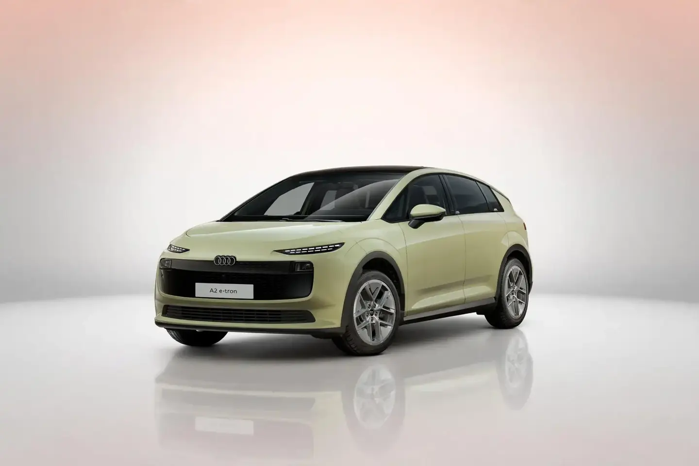 Audi A2 e-tron zakelijk leasen, compacte elektrische Audi schuin van voren links op 19-inch lichtmetalen velgen