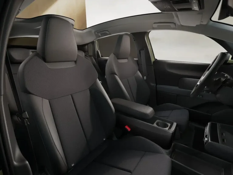 Audi A2 e-tron, stoffen voorstoelen met middenarmsteun en bekerhouders