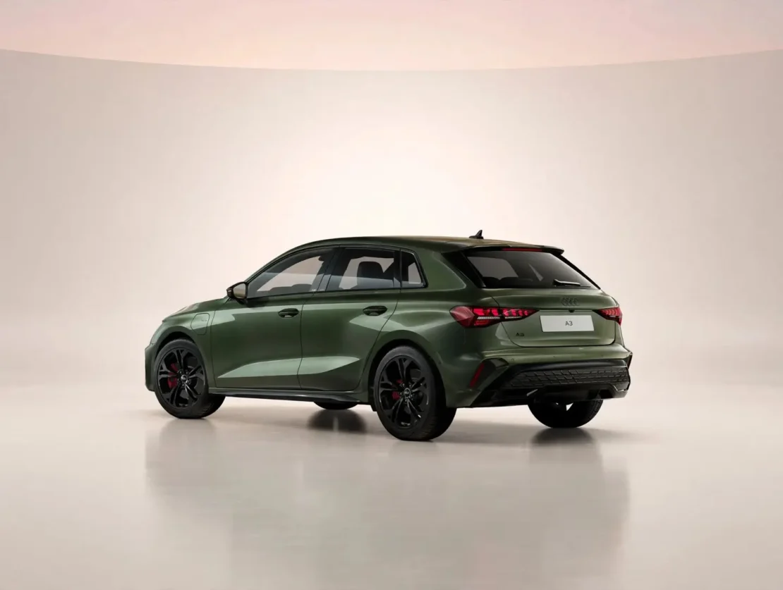 Audi A3 Sportback zakelijk leasen, S edition competition schuin van achteren links met LED-achterlichten