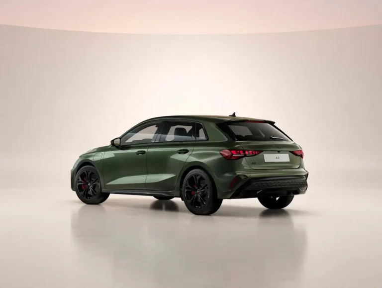Audi A3 Sportback zakelijk leasen, S edition competition schuin van achteren links met LED-achterlichten