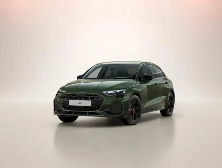 Audi A3 Sportback, S edition competition schuin van voren links met zwarte spiegelkappen