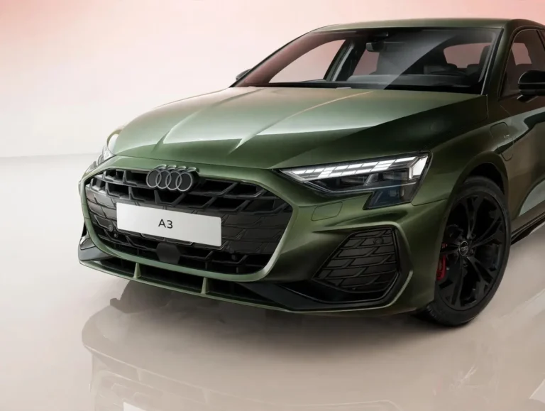 Audi A3 Sportback zakelijk leasen, S edition competition schuin van voren links met LED-koplampen en zwarte grille