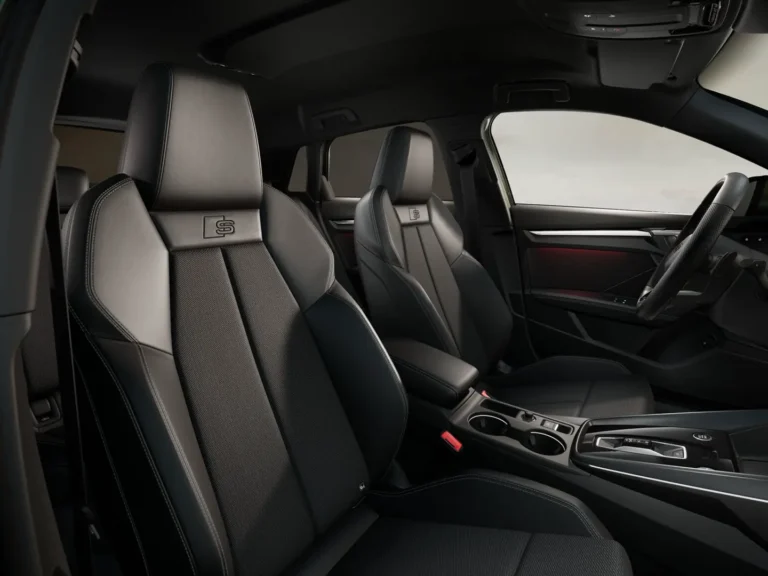 Audi A3 Sportback, S line-sportstoelen voorin met S-logo in de rugleuning