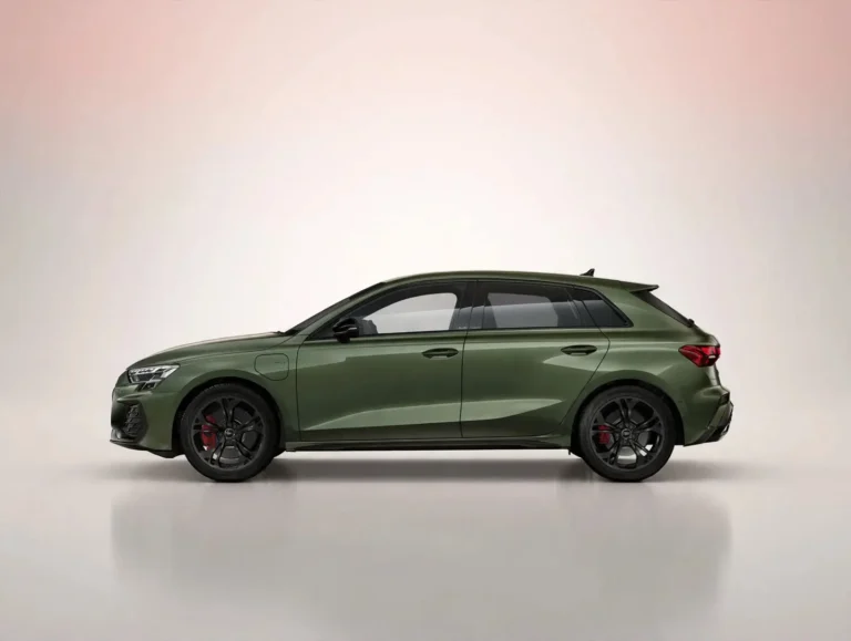 Audi A3 Sportback zakelijk leasen, linkerzijkant van de S edition competition met 18-inch velgen en rode remzadels