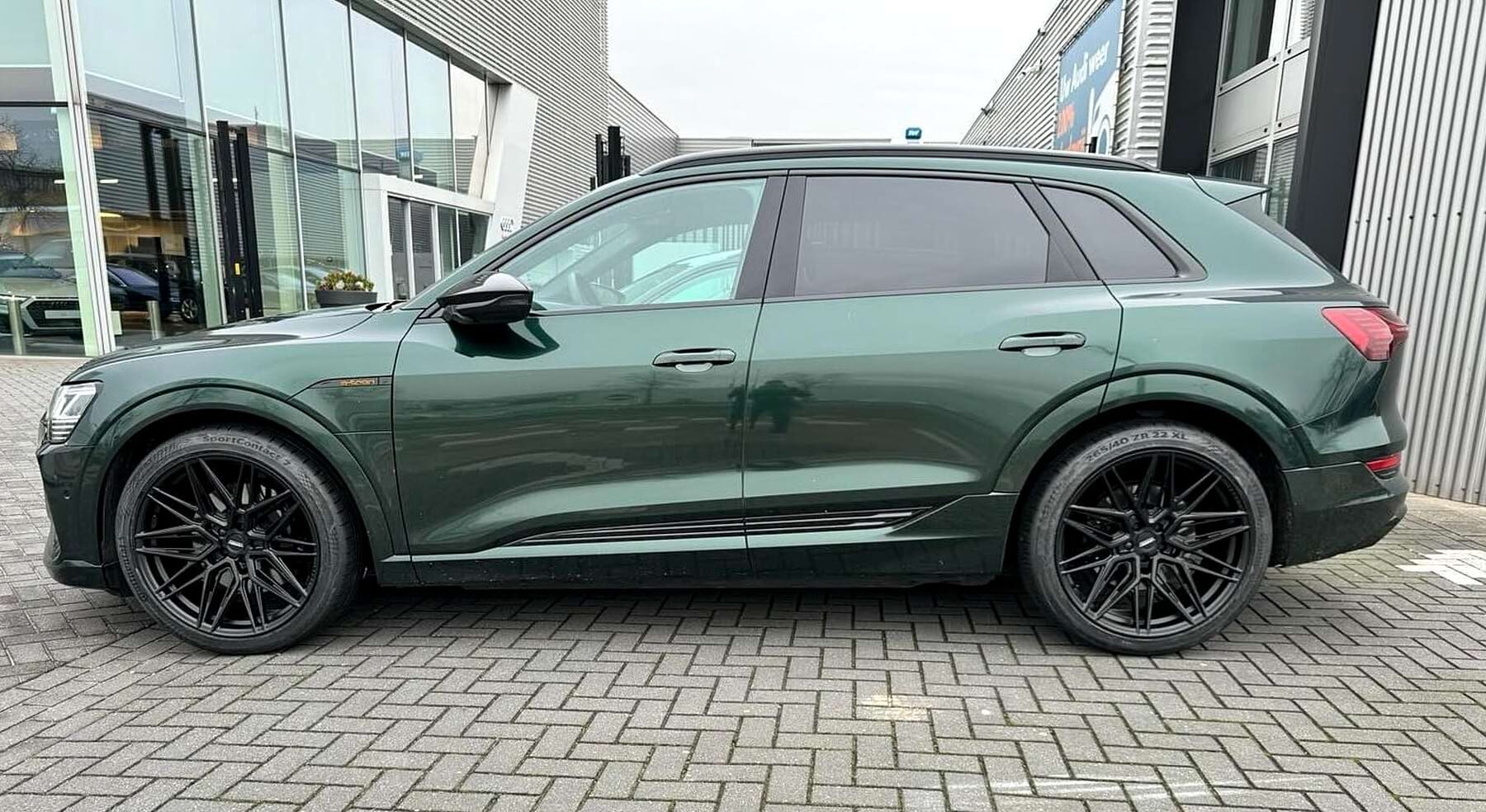 Afgeleverde Audi Q8 e-tron van een LeaseRoute-klant