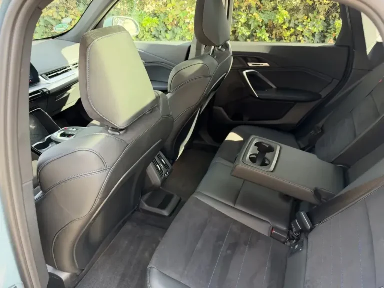 BMW iX1, achterbank met uitgeklapte middenarmsteun en bekerhouders
