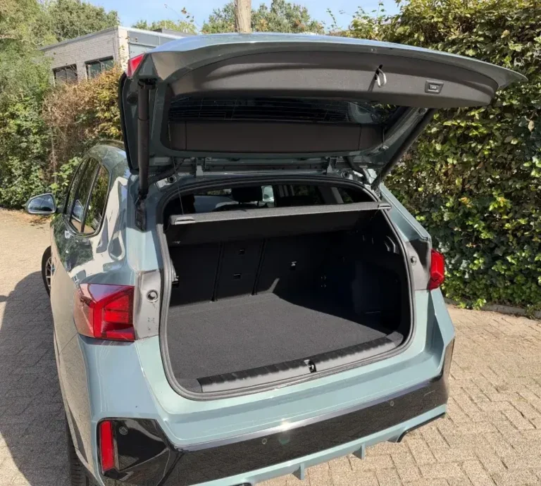 BMW iX1, geopende achterklep met zicht op de bagageruimte
