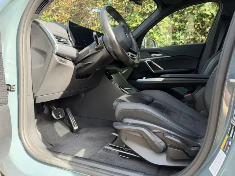 BMW iX1, bestuurdersstoel en instap via het geopende portier