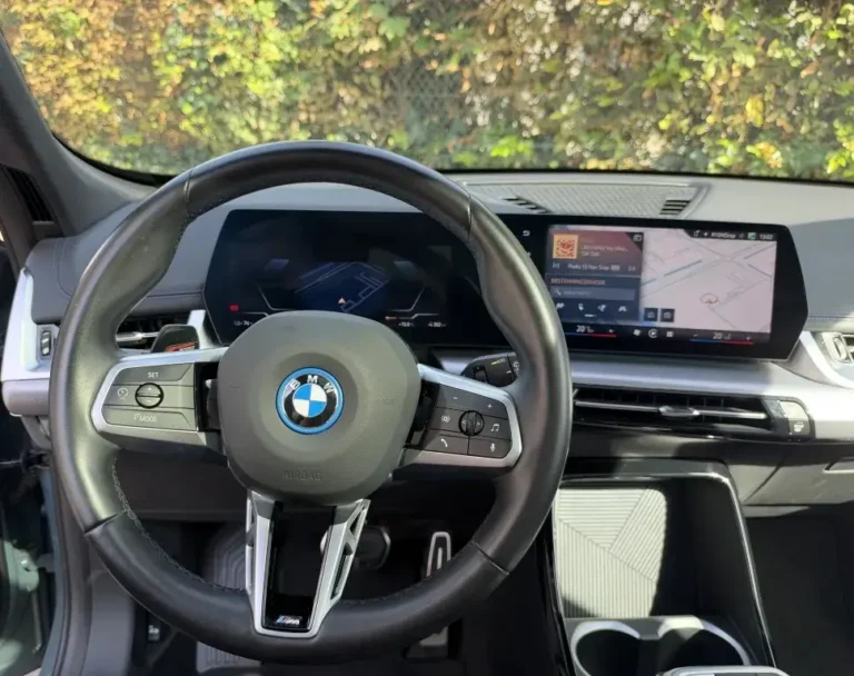 BMW iX1, cockpit met M-sportstuur en BMW Curved Display