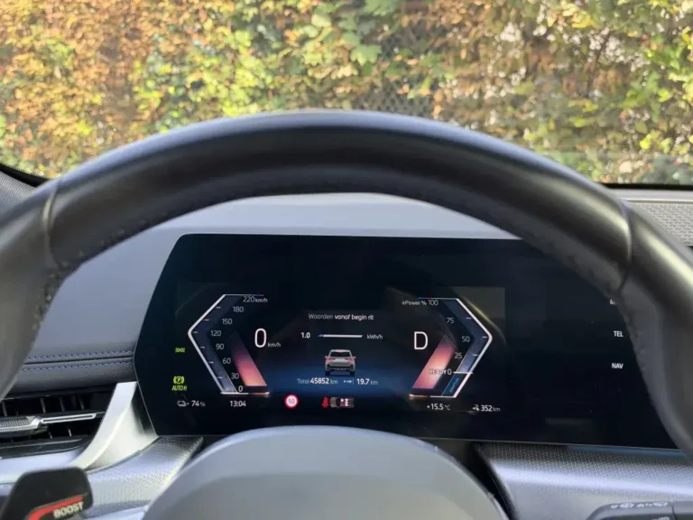 BMW iX1, digitaal instrumentenpaneel achter het stuur