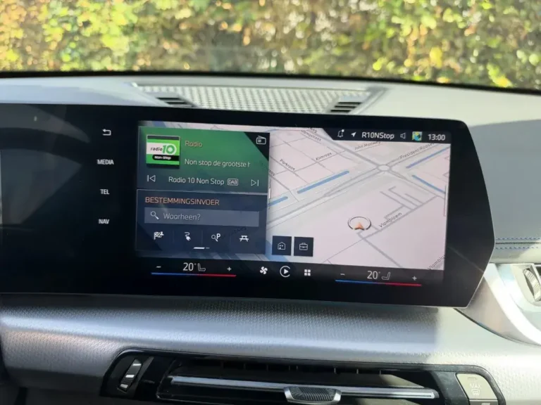 BMW iX1, centraal scherm van het Curved Display met navigatiekaart