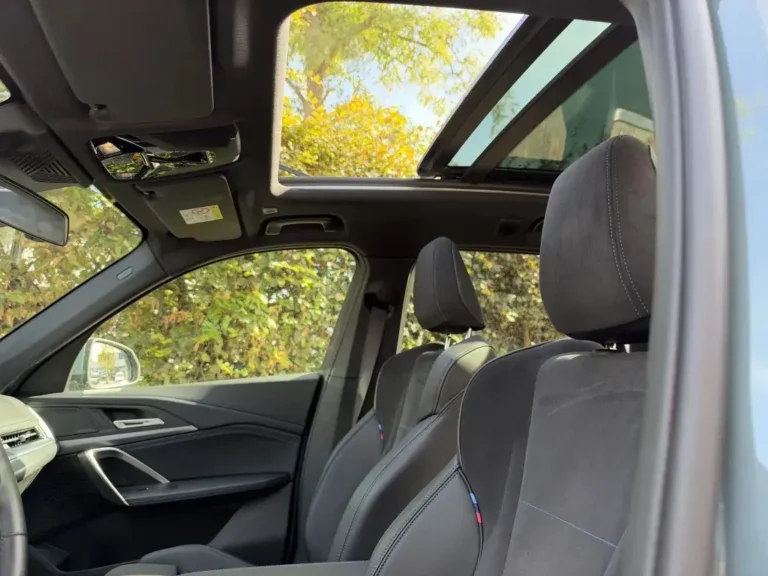 BMW iX1, panoramadak uit het Travel Pack boven de voorstoelen