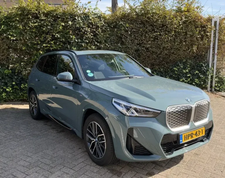 BMW iX1, schuin vooraanzicht rechts met grille, LED-koplampen en M-voorbumper