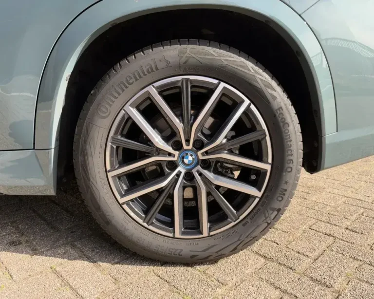 BMW iX1, 18-inch M lichtmetalen velg met dubbelspaken in Bicolor Midnight Grey