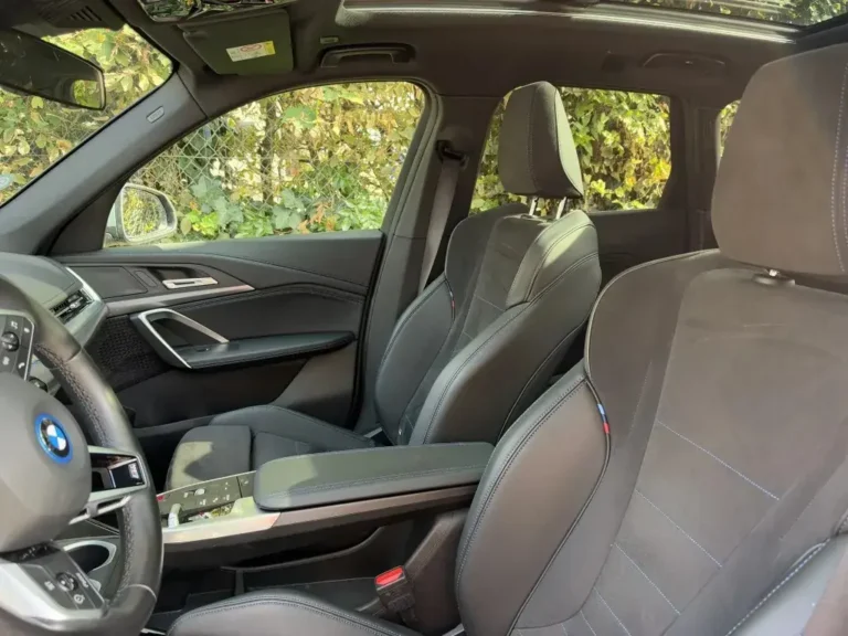 BMW iX1, sportstoelen voor met blauw contrasterend stiksel