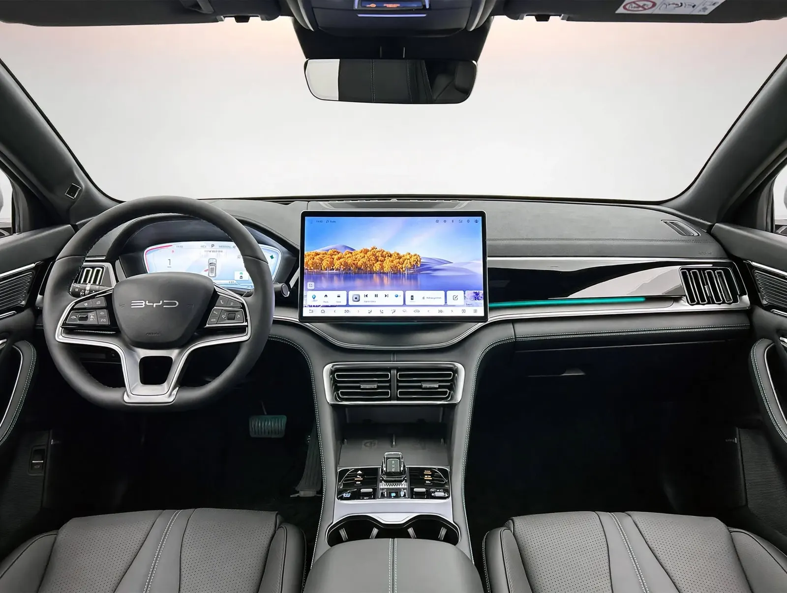 Interieur van een BYD met stuurwiel, digitaal dashboard en groot draaibaar touchscreen
